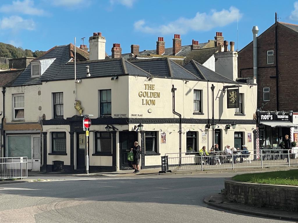 Lot: 108 - FREEHOLD PUBLIC HOUSE IN TOWN CENTRE - Public house on corner plot